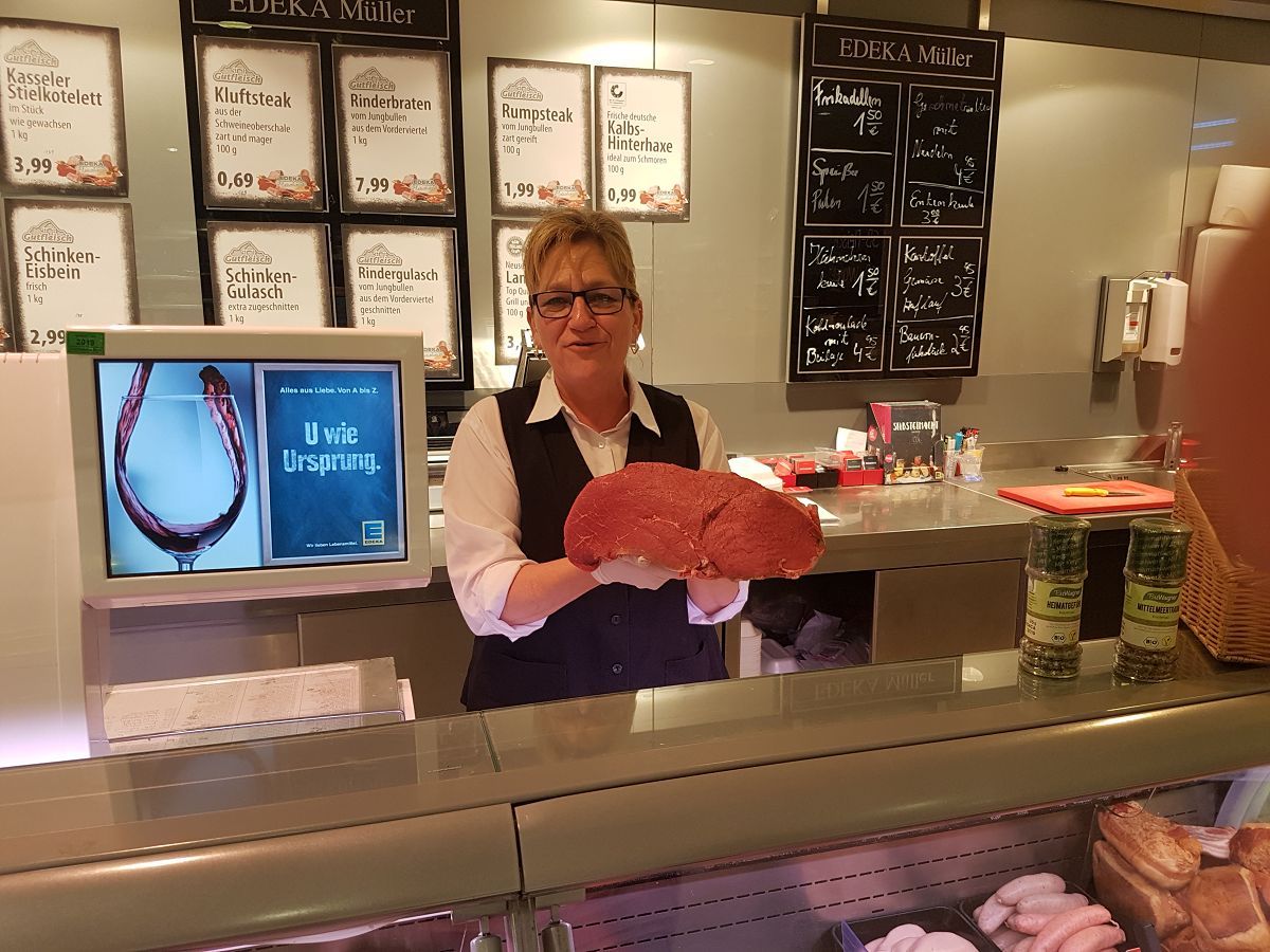 Frau Biallas am Fleischtresen