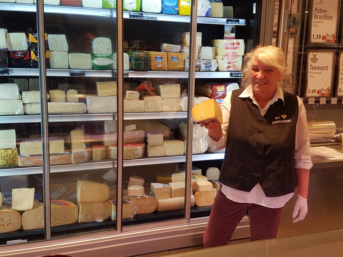 Frau Lerle vor dem Käsetresen