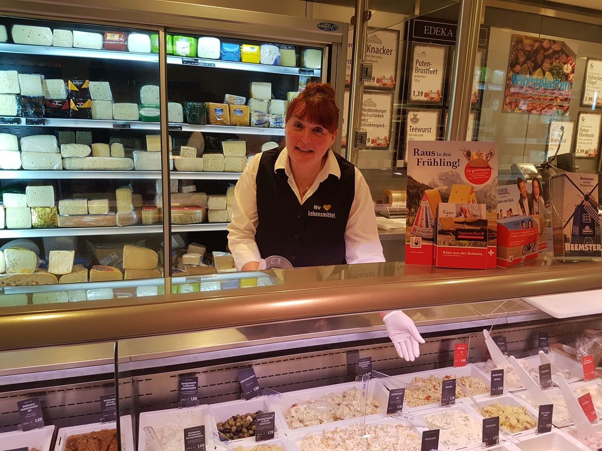 Frau Wulf bei unseren frischen Salaten