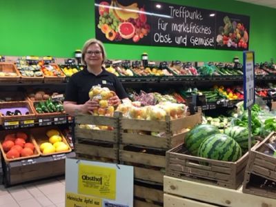 Mitarbeiter in der Obstabteilung