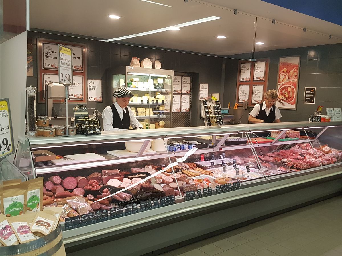 Frau Dunker und Frau Rodwald am Bedientresen