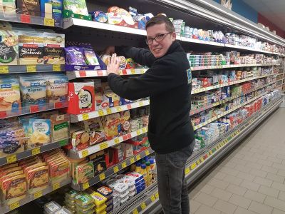 Herr Rath sortiert die Molkereiprodukte 