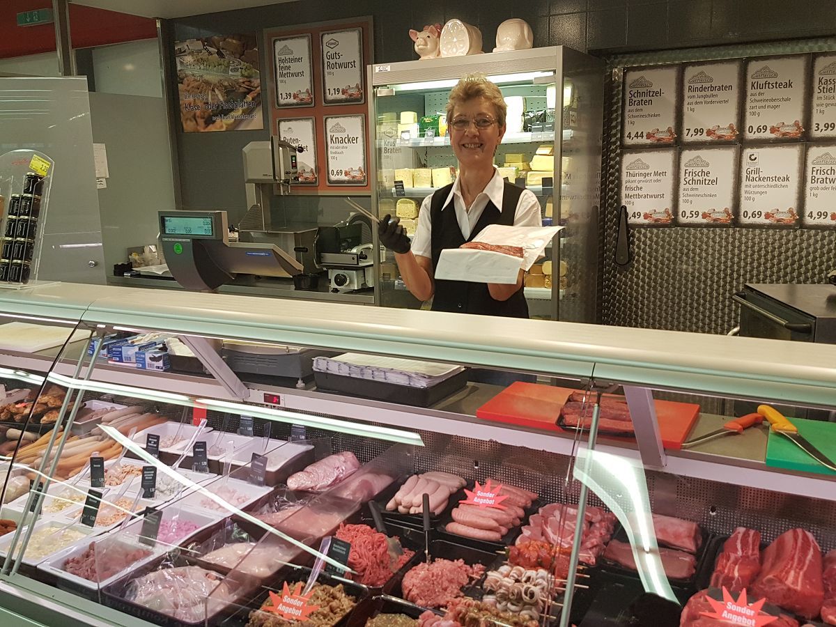 Frau Dunker zeigt Fleisch