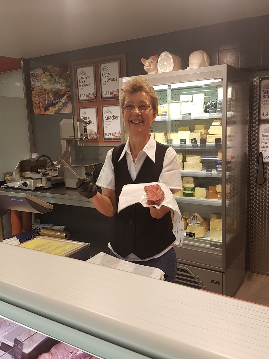 Frau Dunker zeigt Fleisch