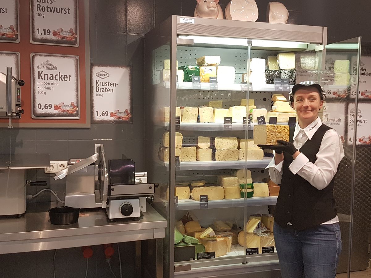 Frau Rodwald mit Käse
