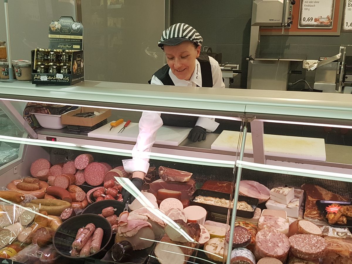 Frau Rodwald zeigt holt die Wurst